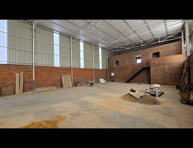 520M² WAREHOUSE TO LET IN SEBENZA